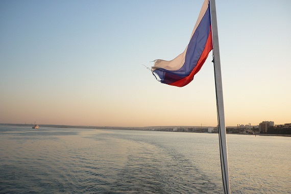 Einen anderen Blick auf Saratov erhält man vom Schiff aus. Wer einem „Damenspitzerl“ nicht abgeneigt ist und die Vorzüge lauterer russischer Musik kennt, sollte das Discoschiff nicht meiden. Der Herr kann bei dieser Kreuzfahrt durchaus legere geklei