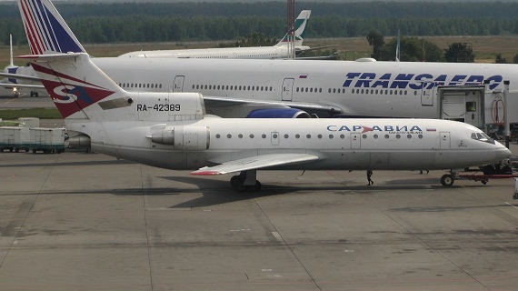 „Panoramaaufnahme“ einer Yak-42D der Saravia in alter Farbgebung. Die B777-300 der Transaero im Hintergrund erscheint im Vergleich riesenhaft.