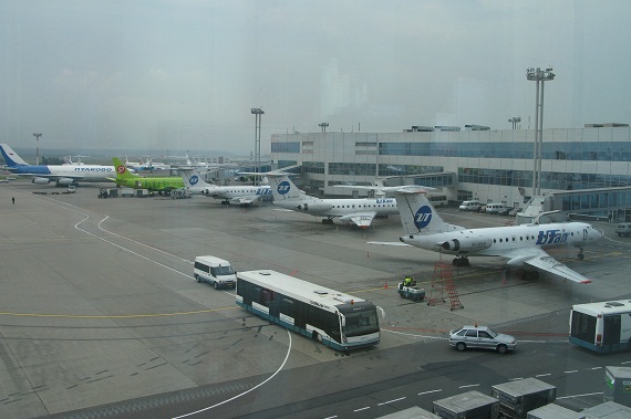 Blick auf das mittlere Vorfeld, zwischen dem internationalen und dem nationalen Terminal in Domodedovo. Und um Spekulationen vorzubeugen: ja, es ist ein Bild aus „besseren Tagen“! Das Foto wurde von der Mitte des Terminals gemacht, ein Bereich der auc