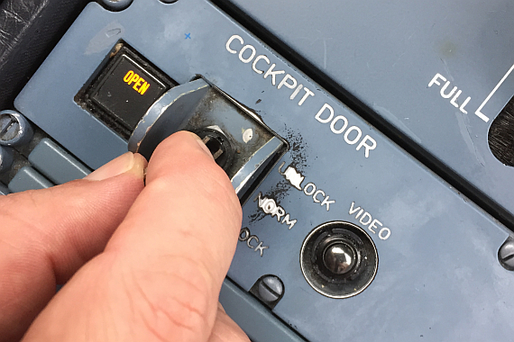 Mit diesem Schalter - hier eine Aufnahme aus dem Simulator - im Cockpit des A320 verriegelte Erster Offizier Andreas Lubitz nach vorläufigem Erkenntnisstand die Cockpittüre hermetisch, sodass es für den Kapitän keine Möglichkeit gab, mehr ins Cockpit