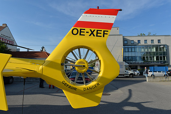 ÖAMTC Christophorus 9 Notarzthubschrauber Einsatz Ketzergasse Anton Freunschlaggasse 29April2015 1730 Uhr Pilot Robert Holzinger Foto Huber Austrian Wings Media Crew_3 Heckrotor Gefahr Danger ÖAMTC Christophorus 9 Notarzthubschrauber Einsatz Ketzergasse Anton Freunschlaggasse 29April2015 1730 Uhr Pilot Robert Holzinger Foto Huber Austrian Wings Media Crew_3 Heckrotor Gefahr Danger