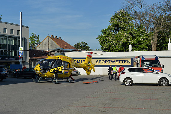 Rechts im Bild der RTW, in dem die Patientin zum Hubschrauberlandeplatz transportiert wurde.