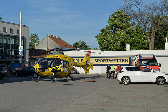 Rechts im Bild der RTW, in dem die Patientin zum Hubschrauberlandeplatz transportiert wurde. Rechts im Bild der RTW, in dem die Patientin zum Hubschrauberlandeplatz transportiert wurde.