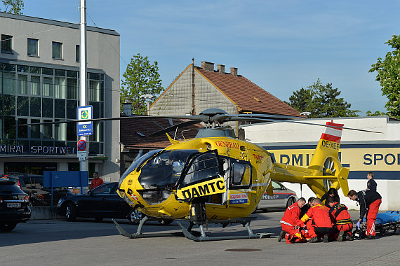 ÖAMTC Christophorus 9 Notarzthubschrauber Einsatz Ketzergasse Anton Freunschlaggasse 29April2015 1730 Uhr Pilot Robert Holzinger Foto Huber Austrian Wings Media Crew_7