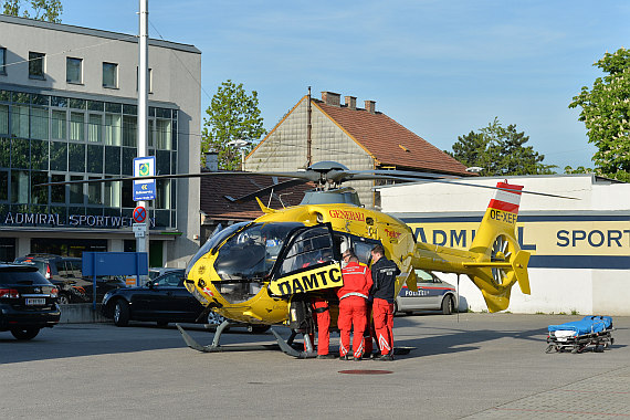 ÖAMTC Christophorus 9 Notarzthubschrauber Einsatz Ketzergasse Anton Freunschlaggasse 29April2015 1730 Uhr Pilot Robert Holzinger Foto Huber Austrian Wings Media Crew_8