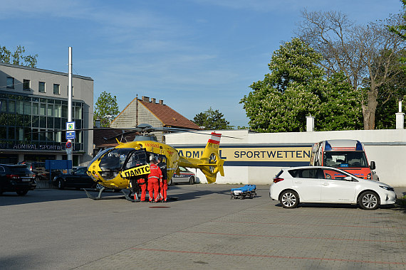 ÖAMTC Christophorus 9 Notarzthubschrauber Einsatz Ketzergasse Anton Freunschlaggasse 29April2015 1730 Uhr Pilot Robert Holzinger Foto Huber Austrian Wings Media Crew_9