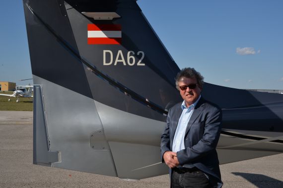 Diamond Aircraft Eigentümer Christian Dries vor dem Stolz des Unternehmens. Diamond Aircraft Eigentümer Christian Dries vor dem Stolz des Unternehmens.