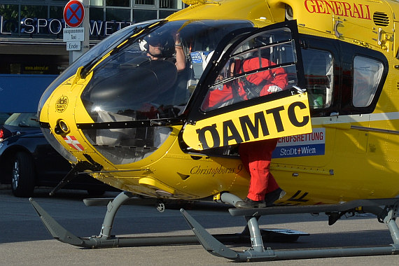 Flugretter Saxinger steigt zu Pilot Holzinger ins Cockpit, nachdem der Helikopter abflugbereit ist.