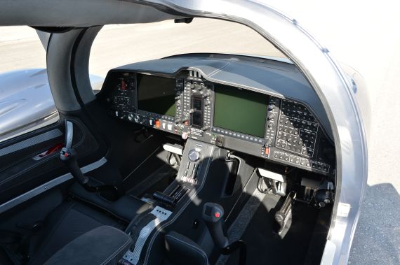 Die Cockpitanzeigen sind komplett digital, die Steuerung erfolgt - typisch für Diamond-Flugzeuge - über einen Steuerknüppel zwischen den Beinen des Piloten.