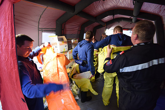 Einsatzübung Infektiöser Patient Flughafen Wien 28042015 Foto VIE_5