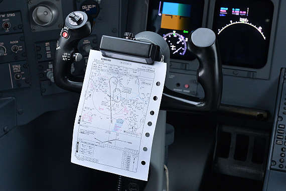 Steuerhorn Anflugkarte Apporach Chart Symbolbild Sujetbild Cockpit Bombardier CRJ900 Foto PA Austrian Wings Media Crew