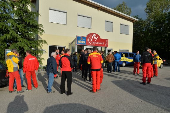 Vor dem Flugplatzrestaurant fanden sich die Kollegen ein und warteten darauf, dass Brunner zum vermeintlichen Einsatz startete.