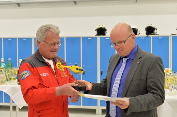 Brunner bekommt vom Geschäftsführer der ÖAMTC-Flugrettung, Reinhard Kraxner, ein Modell samt Urkunde als Dank für 32 Jahre unfallfreien Rettungsflugbetrieb überreicht.