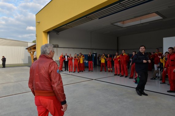 Nach Brunners Landung öffnete sich das Hangartor und seine Kollegen spendeten der fliegenden Legende Applaus - noch trägt Brunner auch seine rote Lederjacke.