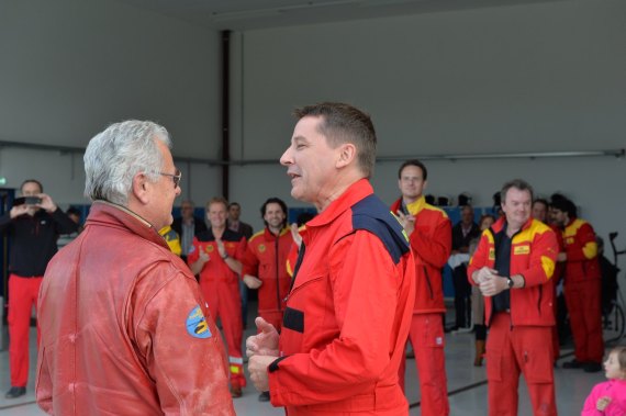 Brunner im Gespräch mit Stützpunktleiter Günter Grassinger, der ihn dienstfrei stellte und für Brunner den letzten Einsatz dieses Tages flog.