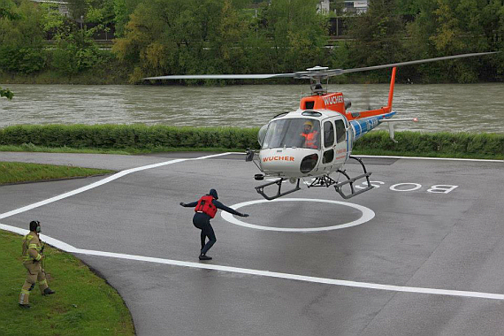 Das korrekte Einweisen eines landenden Hubschraubers muss regelmäßig trainiert werden, damit auch die Mannschaften am Boden genau wissen, was für Piloten und Flughelfer essentiell ist.s