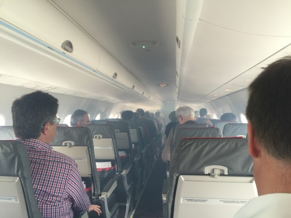 Rauch an Bord einer AUA Bombardier Q400, Originalaufnahme eines betroffenen Passagiers. Informationen zu Bildrechten finden Sie hier.