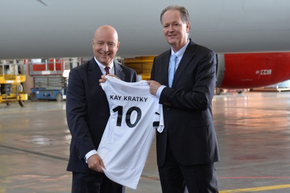 Albrecht übergab symbolisch sein Trikot an Nachfolger Kratky. Albrecht übergab symbolisch sein Trikot an Nachfolger Kratky.