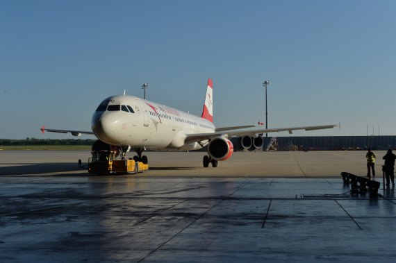 AUA Austrian Airlines MyAustrian Airbus A321 OE-LBC wird aus dem Hangar gezogen Foto Huber Austrian Wings Crew