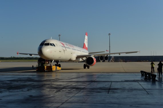 AUA Austrian Airlines MyAustrian Airbus A321 OE-LBC wird aus dem Hangar gezogen Foto Huber Austrian Wings Crew AUA Austrian Airlines MyAustrian Airbus A321 OE-LBC wird aus dem Hangar gezogen Foto Huber Austrian Wings Crew