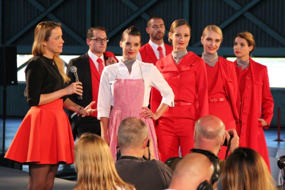 AUA Austrian Airlines neue Uniformen mit Designerin Gruppenbild Foto Kevin Schrenk
