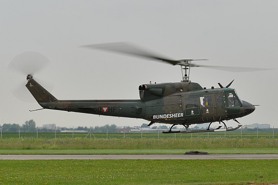 Das charakteristische Knattern ihres Zweiblattrotors brachte der Bell 212 (und ihren Vorgängern 204 sowie 205) den Beinamen "Teppichklopfer" ein.
