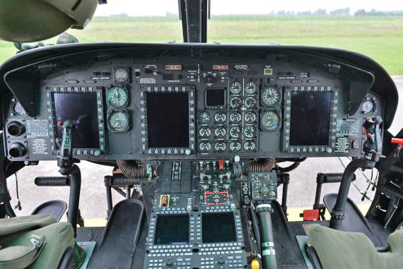 Modernisiertes Cockpit einer AB-212