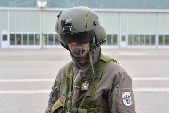 Die reguläre Besatzung eines Black Hawk besteht aus zwei Piloten und einem Bordtechniker (Bild), der das Anlassen der Turbinen von außen überwacht.