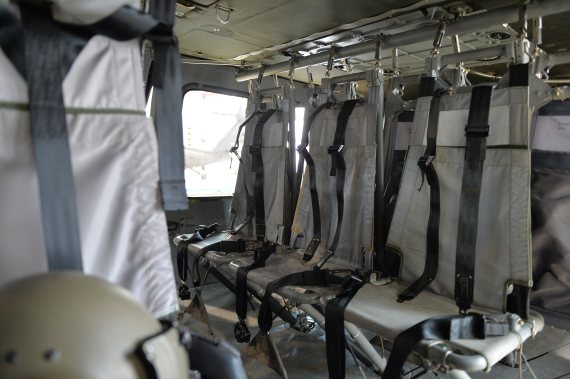 Blick in den Transportraum eines Black Hawk Helikopters