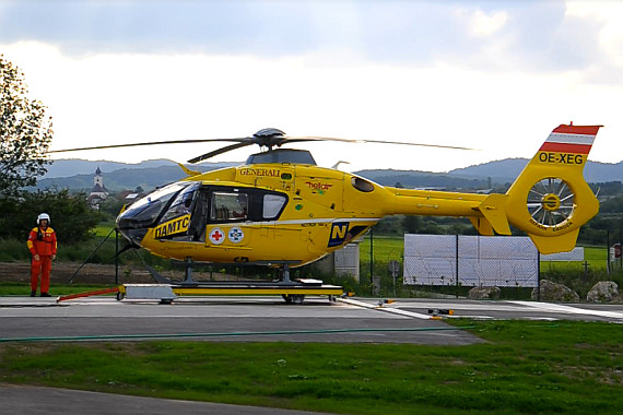 Sekunden nach der Alarmierung: Cpt. Brunner sitzt im Cockpit der "Echo Golf", Flugretter Pöschl überwacht das Anlassen der Triebwerke von außen.