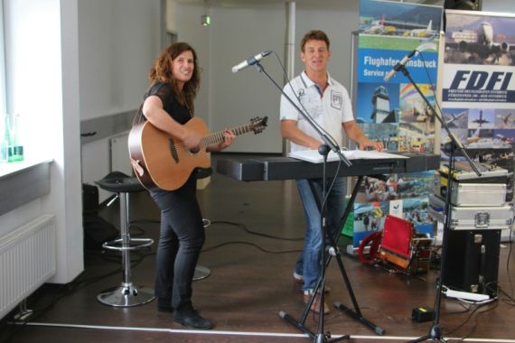 Flughafenfreunde Innsbruck 30 Jahre FDFI Musikerdua Caro Christian Schöpf