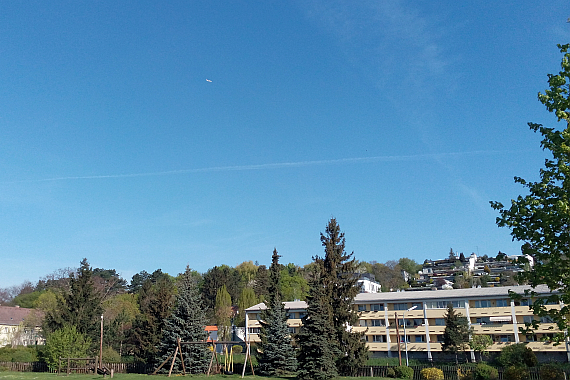 Das ist "Fluglärm" über Liesing. Tatsächlich sind die Maschinen, welche Wien überfliegen, bereits kilometerhoch in der Luft und - wie unser Foto beweist - oft nur noch in Ansätzen identifizierbar.