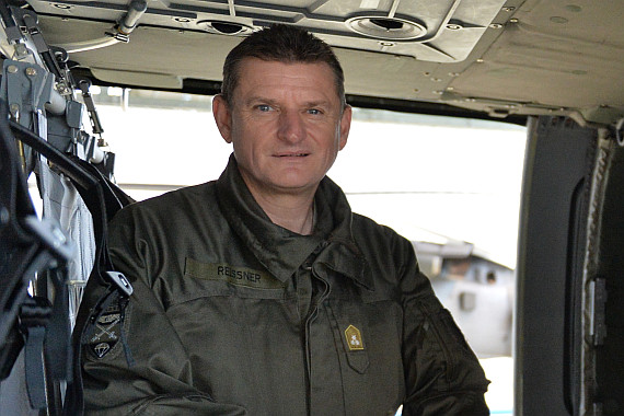 Generalleutnant Reißner in einem Black Hawk.