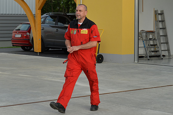 Robert Huber, leitender Flugrettungssanitäter von Christophorus 2 löste Markus Pöschl ab, damit dieser gemeinsam mit seinem Freund Johann-Paul Brunner feiern konnte. Nur kurz darauf musste Huber auch schon zu einem Einsatz starten.