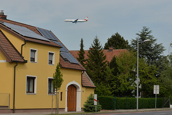 Tatsächlicher Fluglärm in Schwadorf, nahe dem Flughafen. In Liesing dagegen sind die Flugzeuge zumeist kaum wahrzunehmen.