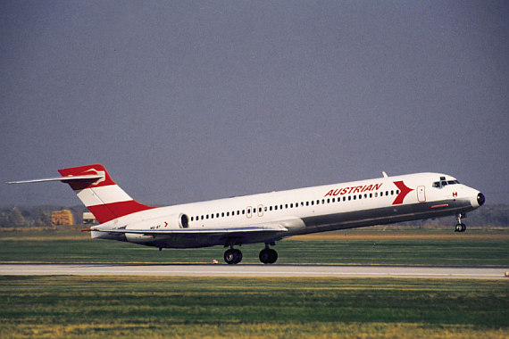 MD-87 bei der Landung. MD-87 bei der Landung.