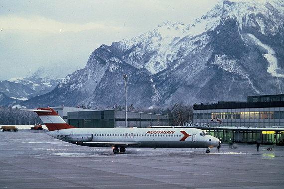 DC-932 auf dem Flughafen Salzburg.