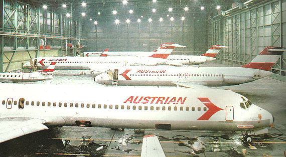 Mehrere DC-9 und MD-80 in der Wartung in Wien. Am linken Bildrand ist auch ein Metroliner der Austrian Air Service (AAS) zu erkennen. Mehrere DC-9 und MD-80 in der Wartung in Wien. Am linken Bildrand ist auch ein Metroliner der Austrian Air Service (AAS) zu erkennen.