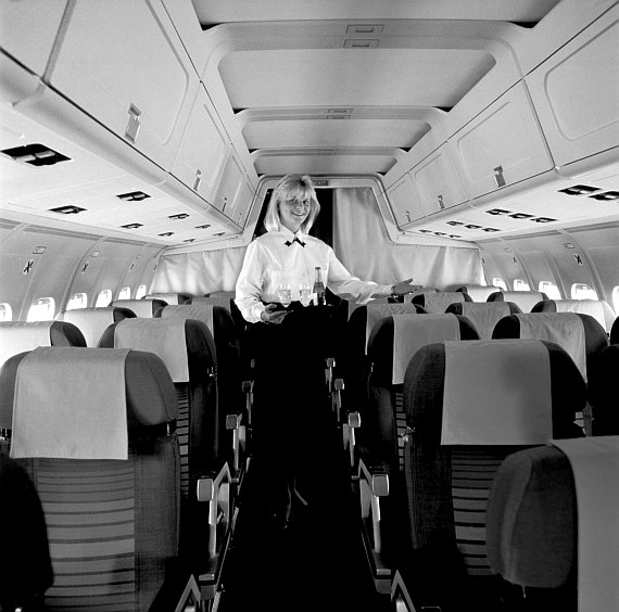 AUA Austrian Airlines Flugbegleiterin DC-9 Foto Archiv Austrian Airlines
