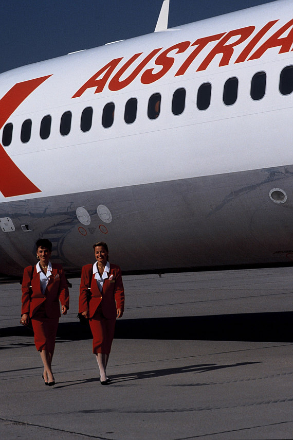 AUA Austrian Airlines Flugbegleiterin vor Dc-9 MD80 Foto Archiv Austrian Airlines AUA Austrian Airlines Flugbegleiterin vor Dc-9 MD80 Foto Archiv Austrian Airlines