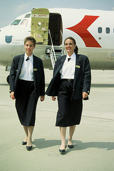 AUA Austrian Airlines Flugbegleiterinnen vor DC-9 Foto Archiv Austrian Airlines AUA Austrian Airlines Flugbegleiterinnen vor DC-9 Foto Archiv Austrian Airlines