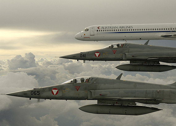 Am 22. Juni 2005 fand die offizielle Außerdienststellung der MD-80 bei Austrian Airlines statt. Auf ihrem Abschiedsflug mit geladenen Gästen wurde die MD-83 von Abfangjäger des Bundesheeres eskortiert.