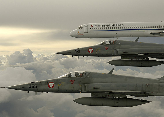 Am 22. Juni 2005 fand die offizielle Außerdienststellung der MD-80 bei Austrian Airlines statt. Auf ihrem Abschiedsflug mit geladenen Gästen wurde die MD-83 von Abfangjäger des Bundesheeres eskortiert. Am 22. Juni 2005 fand die offizielle Außerdienststellung der MD-80 bei Austrian Airlines statt. Auf ihrem Abschiedsflug mit geladenen Gästen wurde die MD-83 von Abfangjäger des Bundesheeres eskortiert.