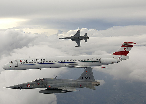 AUA Austrian Airlines MD-80 Ausflottung MD-83 mit F-5E Tiger Foto AUA via Bundesheer_1