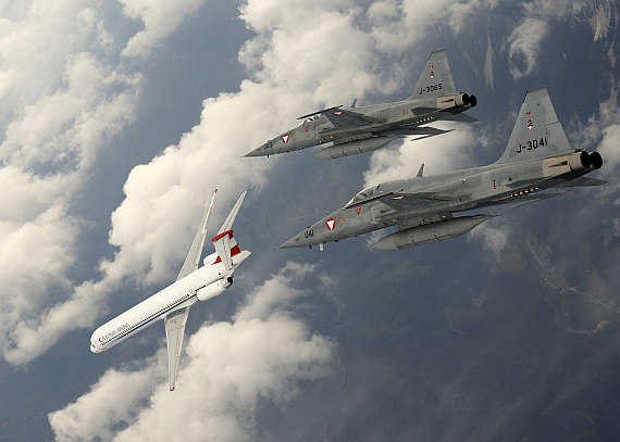 AUA Austrian Airlines MD-80 Ausflottung MD-83 mit F-5E Tiger Foto AUA via Bundesheer_2 AUA Austrian Airlines MD-80 Ausflottung MD-83 mit F-5E Tiger Foto AUA via Bundesheer_2