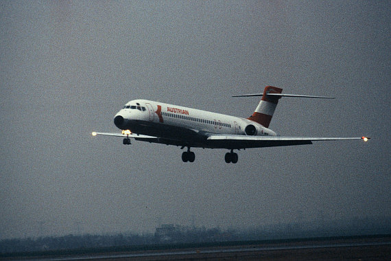 AUA Austrian Airlines MD-80 Landeanflug Foto Archiv Austrian Airlines
