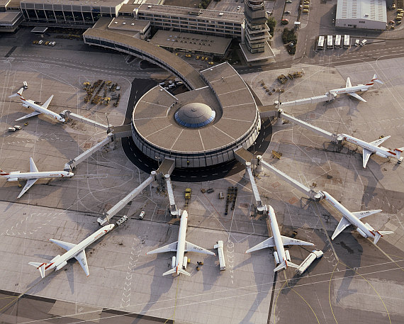 AUA Austrian Airlines MD-80 Pier Ost 2 Foto Archiv Austrian Airlines