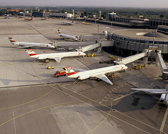 AUA Austrian Airlines MD-80 Pier Ost Foto Archiv Austrian Airlines