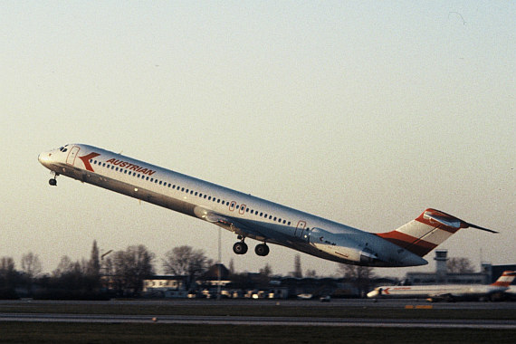 AUA Austrian Airlines MD-80 beim Start in Wien Foto Archiv Austrian Airlines AUA Austrian Airlines MD-80 beim Start in Wien Foto Archiv Austrian Airlines