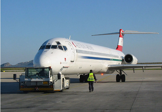 AUA Austrian Airlines MD-80 pushback Foto AUA